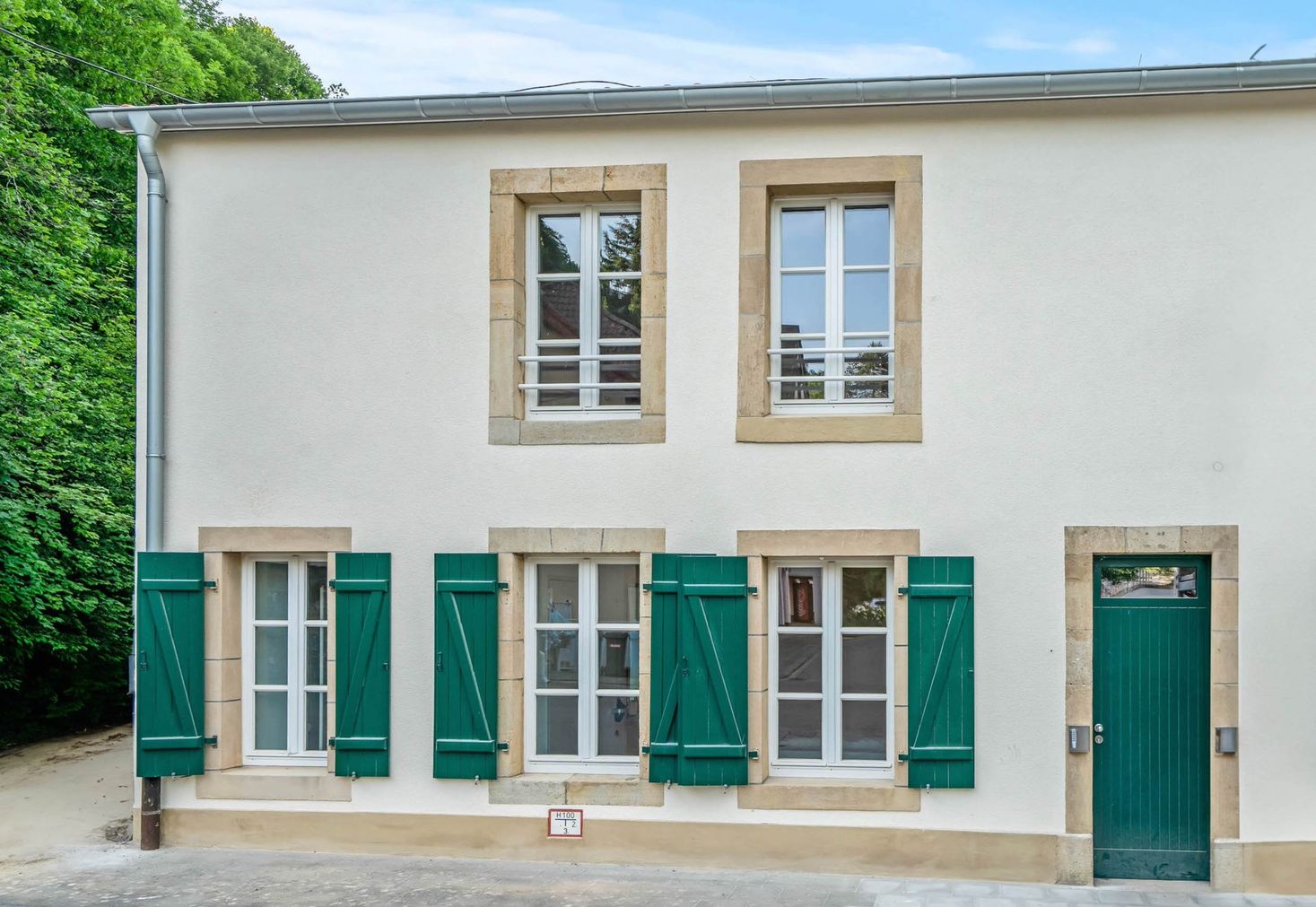 Die Fassade der Kabaisercher mit ihren grünen Fensterläden