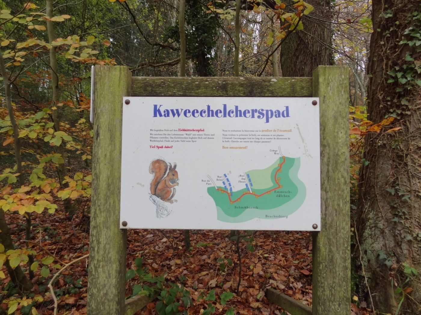 Den Weg erkennt man anhand von Tafeln wie dieser