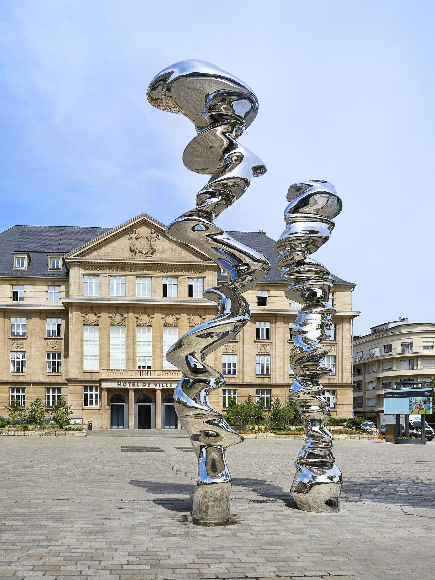 Toni Cragg, Points of view, 2010; Die beiden Stahlsäulen wurden einer spiralförmigen Bewegung ausgesetzt, als ob sie von einem Tornado oder schnellen Drehbewegungen verzerrt würden. Im Gegensatz zum klassischen Bildhauerkanon, der nur einen Blickwinkel auf das Werk propagiert, sind Craggs Skulpturen aus allen Blickwinkeln gleichermaßen zu betrachten. Ungeachtet ihrer offensichtlichen abstrakten Formen werden Betrachter versucht sein, seltsame menschliche Züge in ihren polierten Oberflächen zu erkennen.