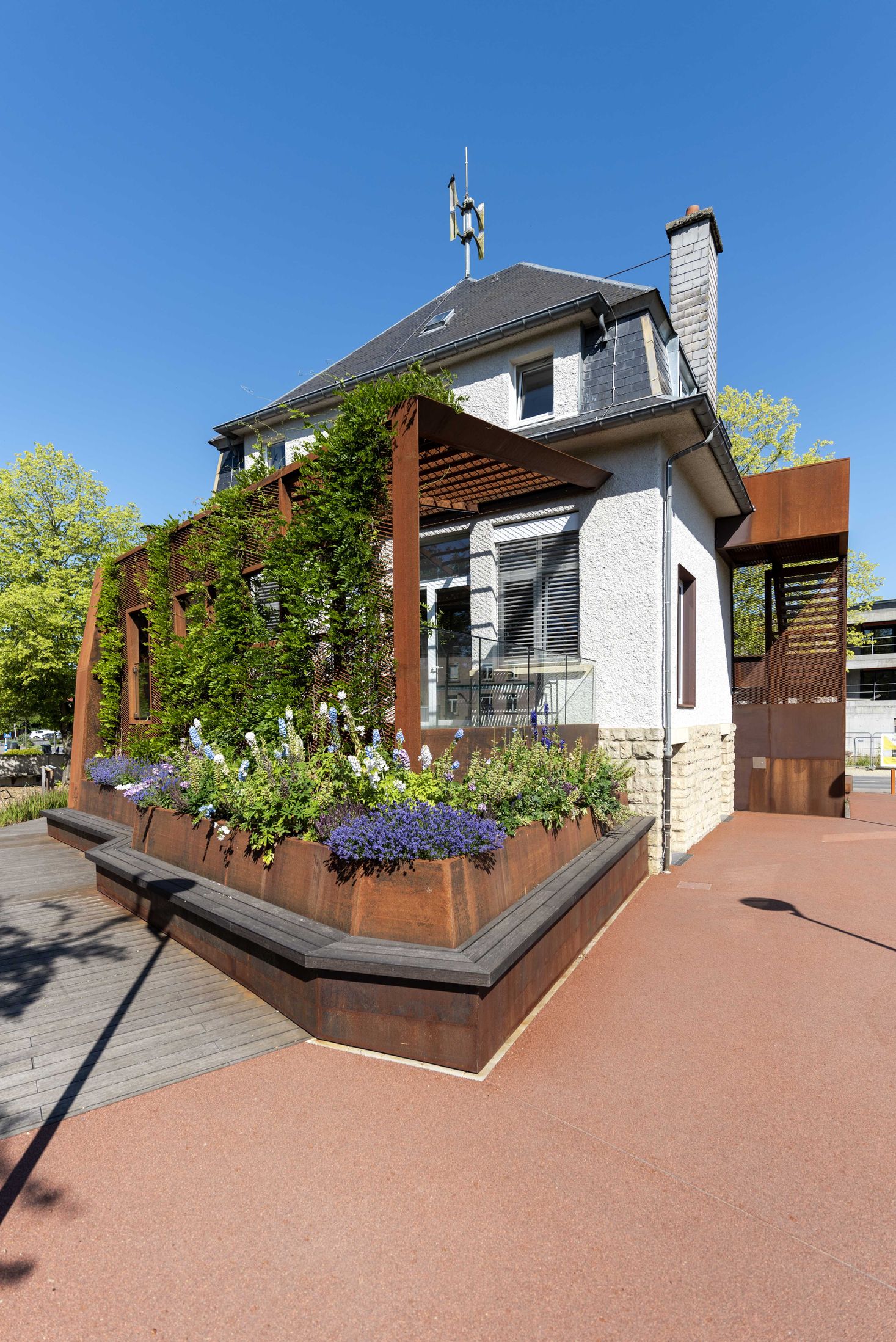 Outside View of the Lénger Schoul in full bloom