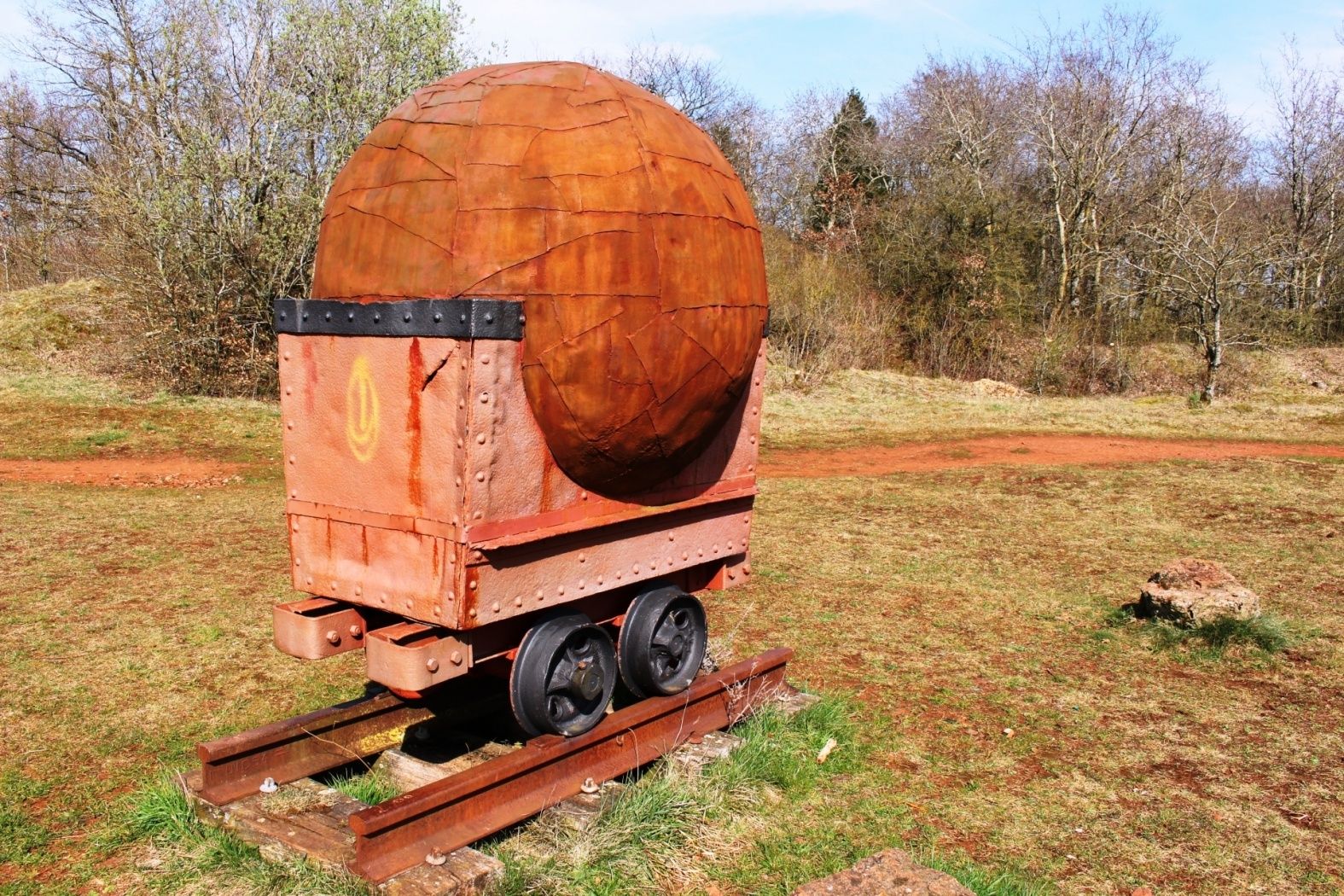 Manche Zeitzeugen wie dieser "Buggy" wurden zu passenden Denkmälern verarbeitet.