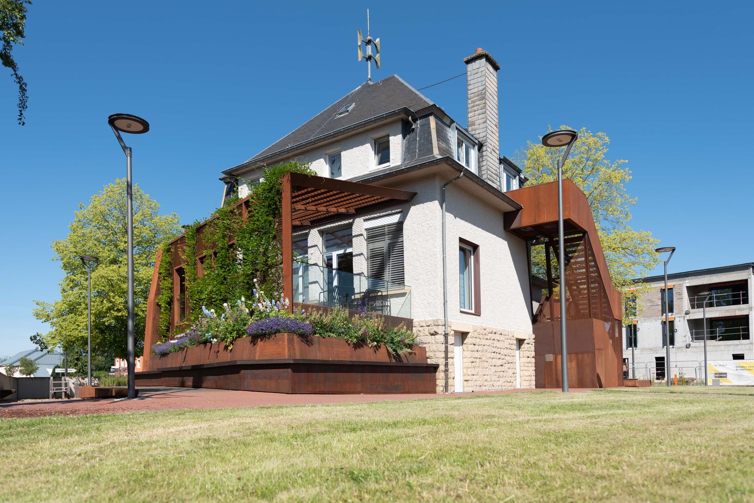 Outside View of the Lénger Schoul in full bloom