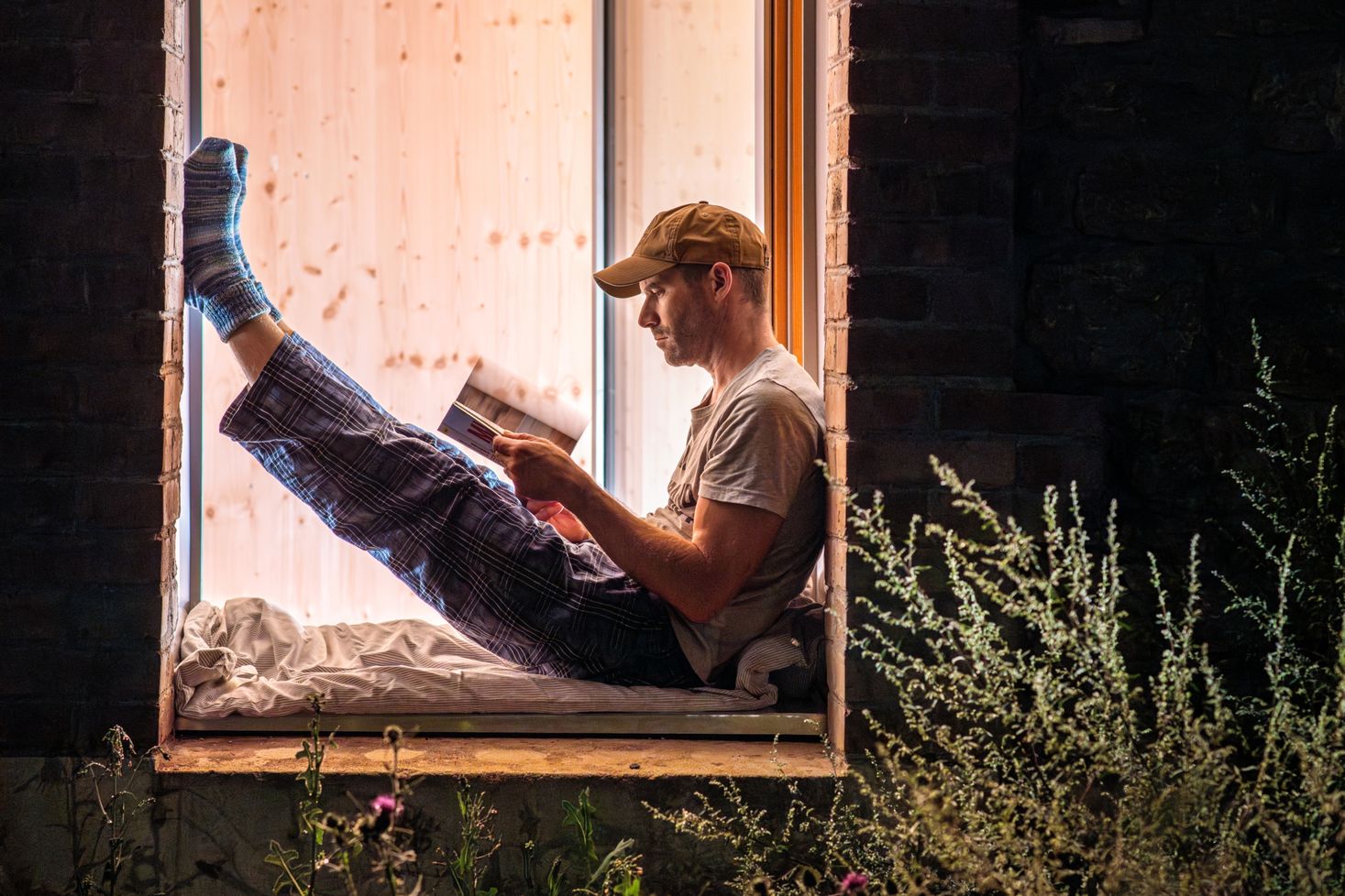 A visitor relaxing in one of the Kabaisercher; he's sitting inside the window frame