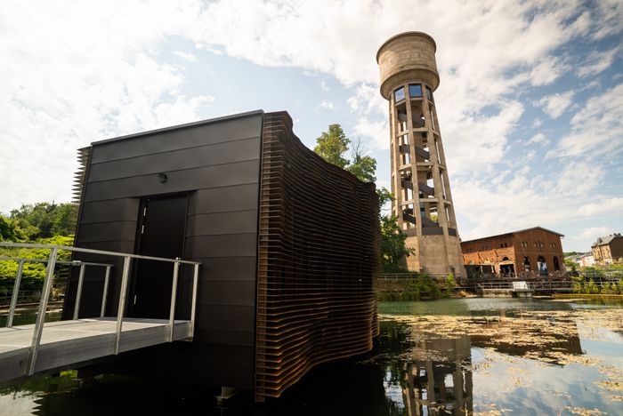 Le Floater vu de l'extérieur, le Waassertuerm est visible en arrière-plan