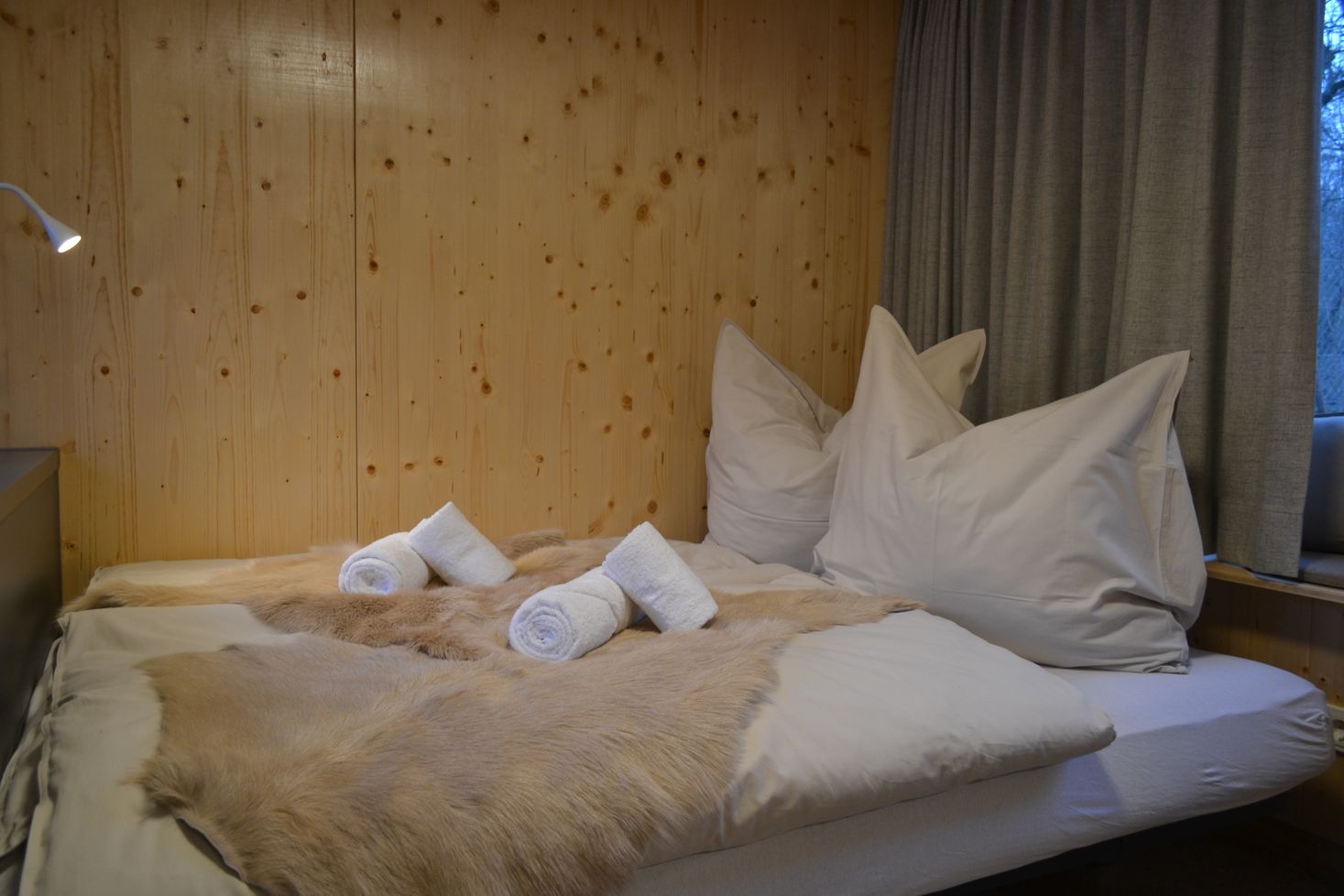 Eines der Zimmer im Kabaischen mit einem großen Doppelbett