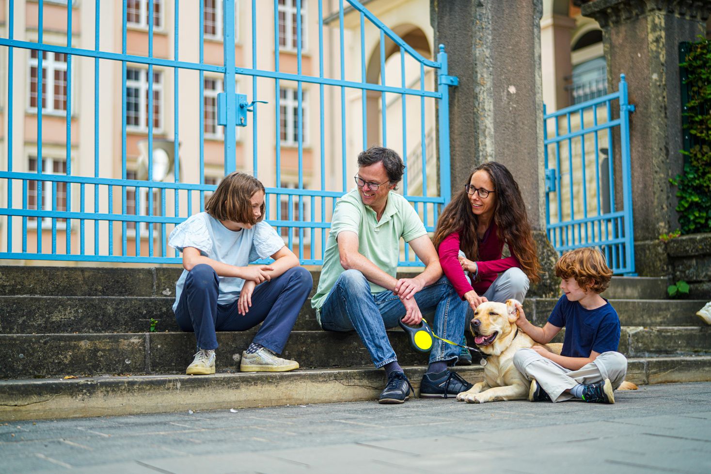 Une famille fait une courte pause et s'assoit