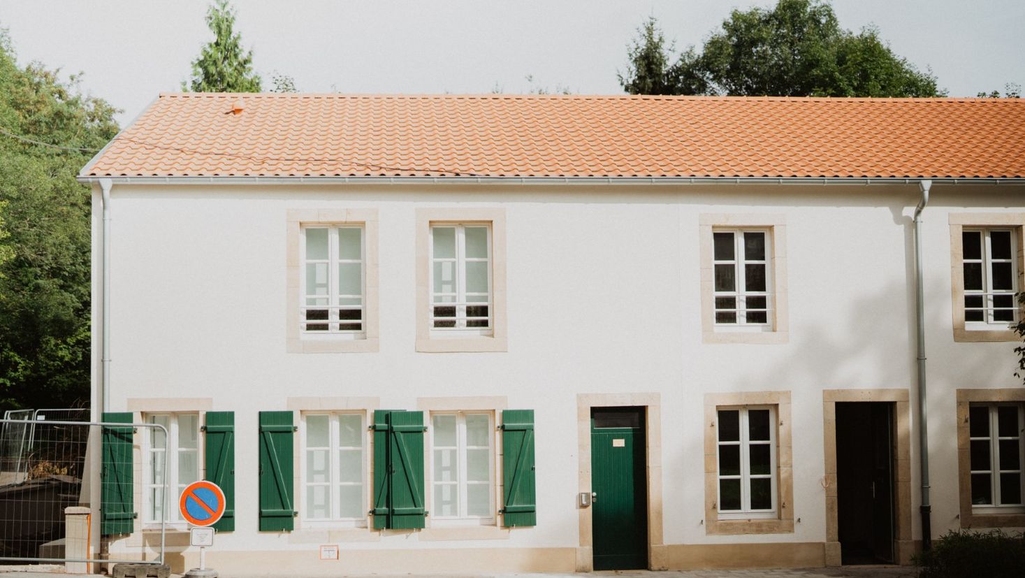 Kabaisercher: La Sauvage exterior with its white front and green window flaps