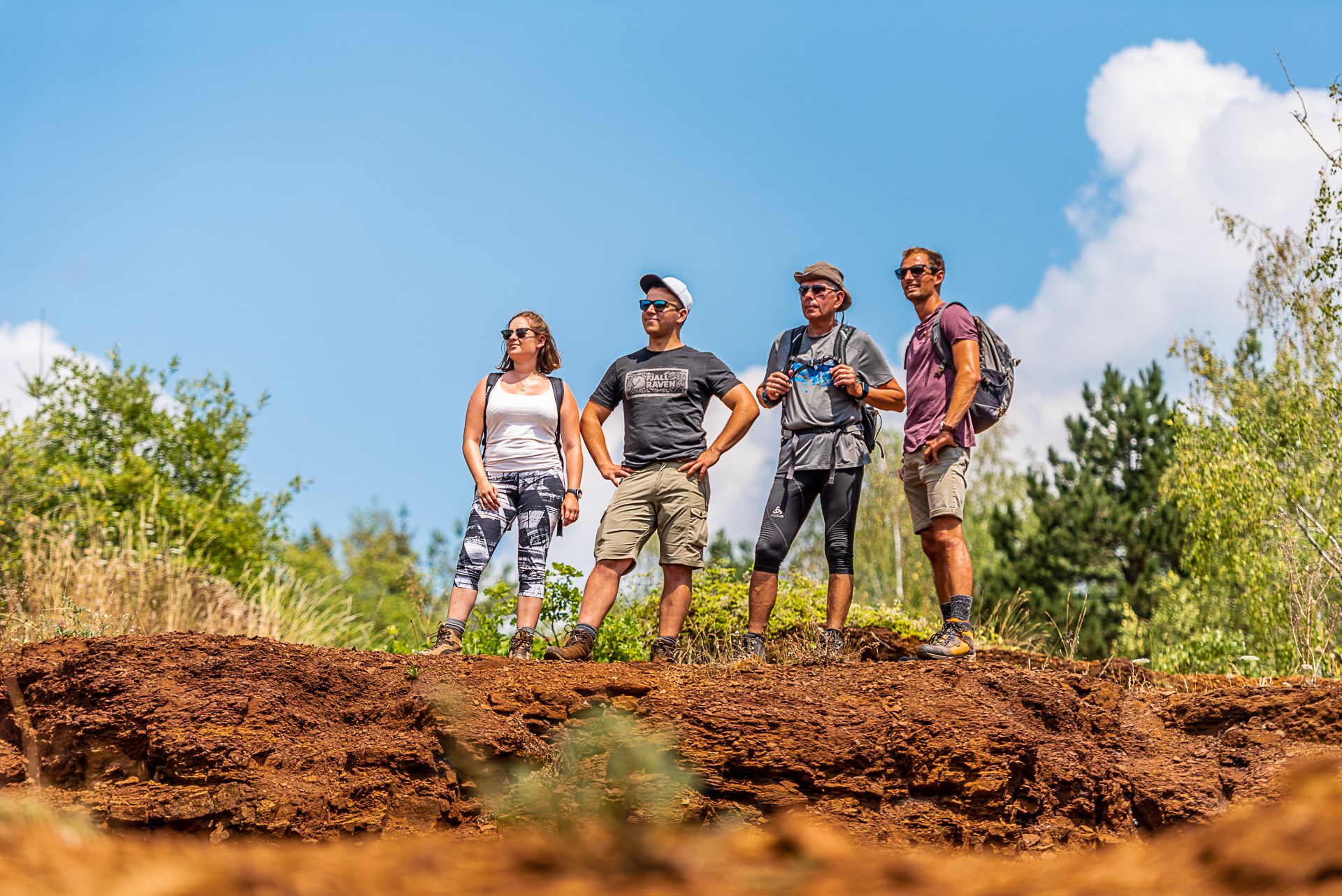 Un groupe de randonneurs regardent la réserve naturelle