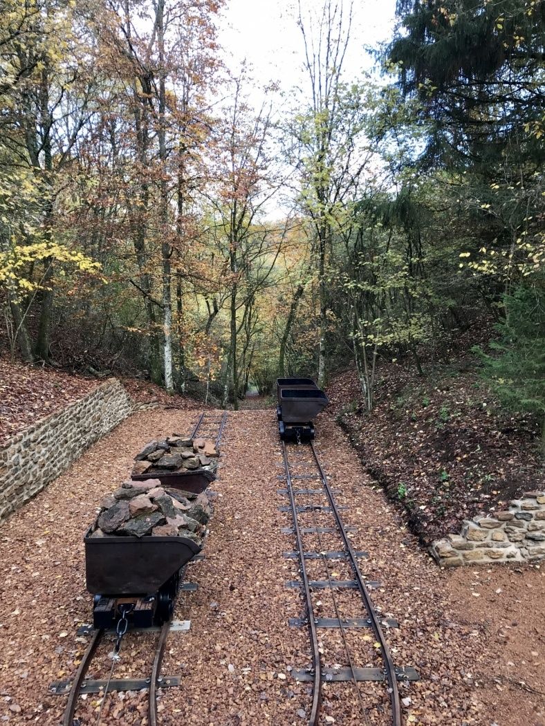 Entlang des Weges finden Sie Zeugen der bewegten Industriegeschichte Luxemburgs, wie diese "Buggies"