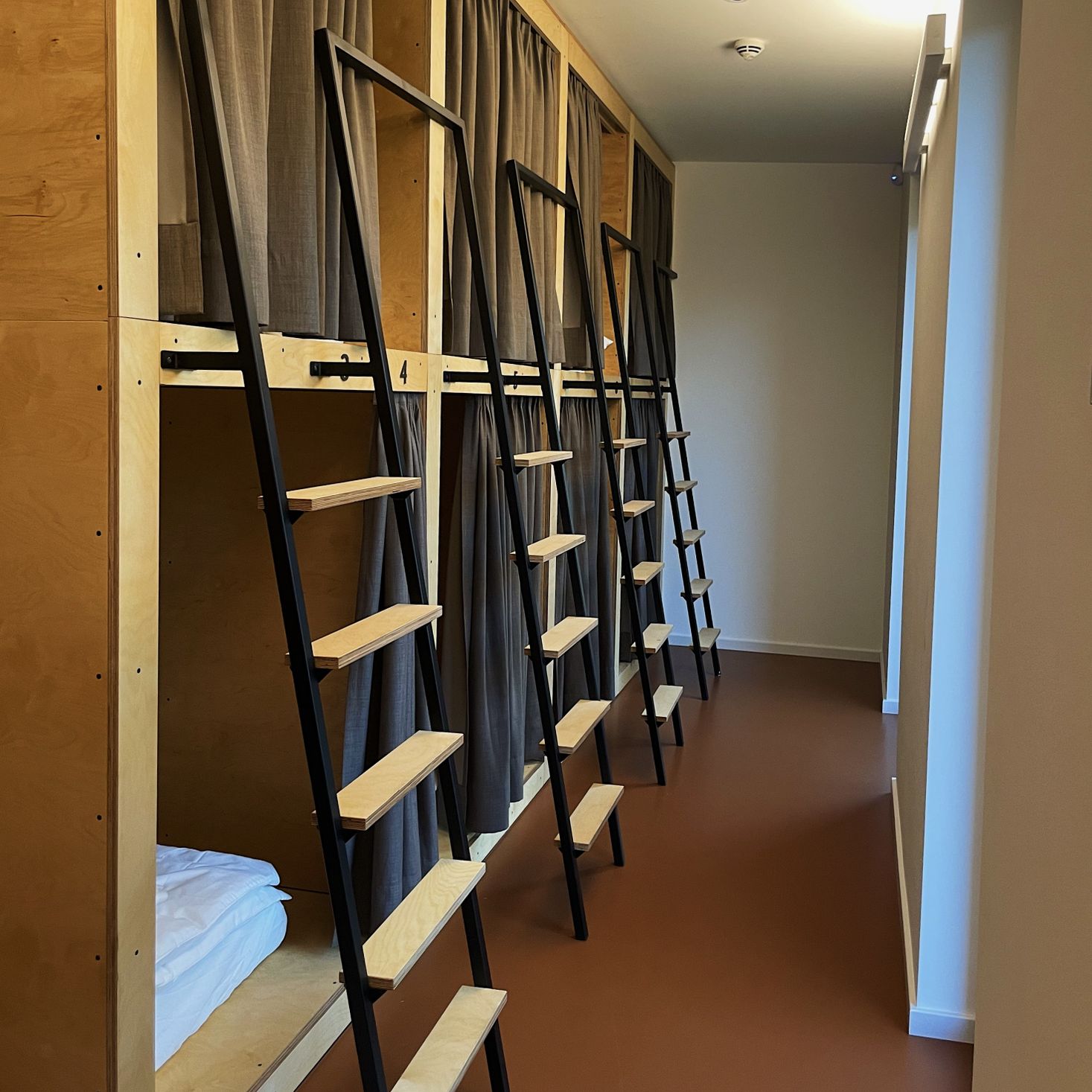 Kabaisercher: Belvaux-Rédange sleeping room with several pods