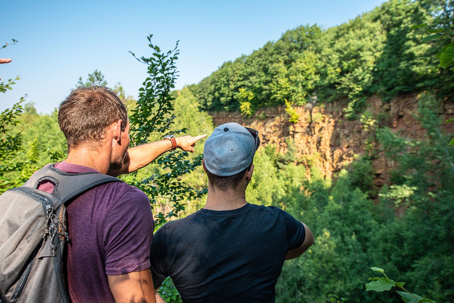 Deux randonneurs regardent les fronts de taille de la réserve naturelle Haard